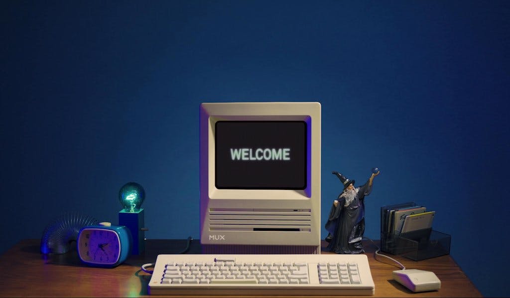 A Macintosh SE boldly proclaiming "Welcome"